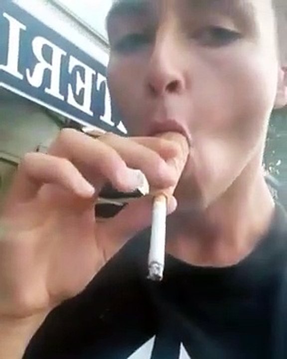 Fumer une cigarette avec un cornet de glace, une idée de génie !