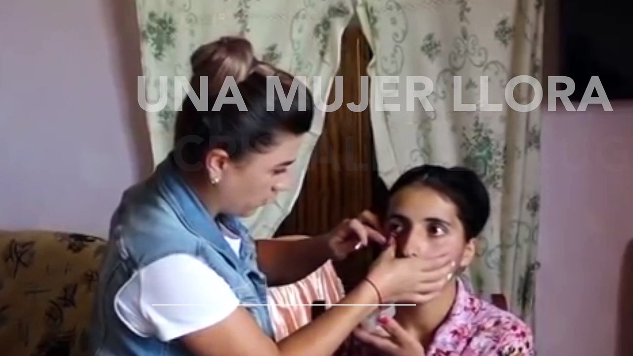 UNA MUJER LLORA CRISTALES EN LUGAR DE LÁGRIMAS