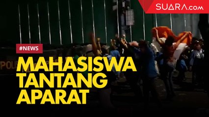 Lawan Gas Air Mata, Mahasiswa Tantang Polisi dengan Kata-kata Makian