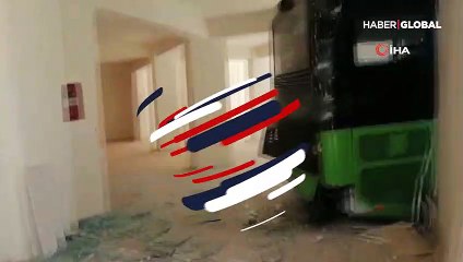 Freni boşalan otobüs, iş yerine girdi