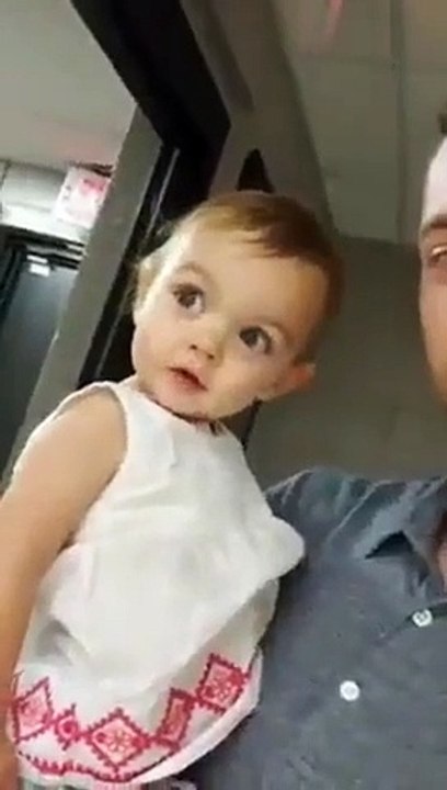Un bébé découvre ce qu'est un écho et sa réaction est adorable