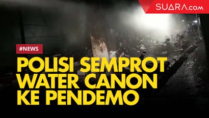 Massa Kebal Ditembak Gas Air Mata, Polisi Semprotkan Water Canon