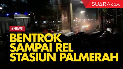 Bentrokan Antara Mahasiwa dan Polisi Masih Terjadi di Pinggir Rel Depan Stasiun Palmerah
