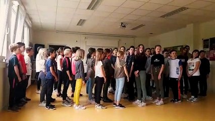 Collège d'Étupes : la chorale chante "T'auras l'air plus z'ecolo" devant le recteur