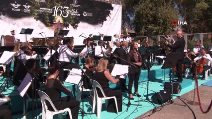 Doğu Ekspresiyle yola çıkan İzmir Devlet Senfoni Orkestrası, Erzincan tren garında konser verdi