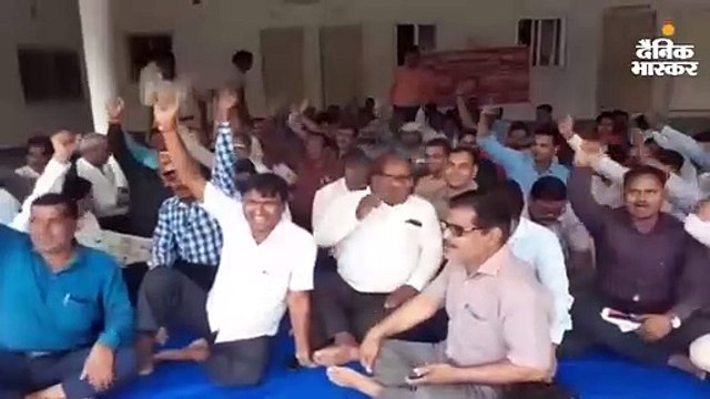 वकीलों ने लेखपालों को दौड़ा-दौड़ाकर पीटा