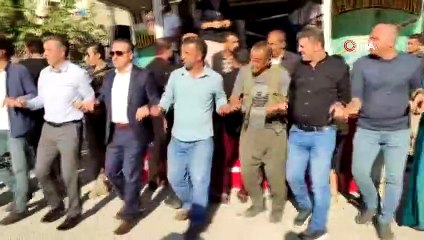 Askerler şehidin oğlunu düğününde yalnız bırakmadı