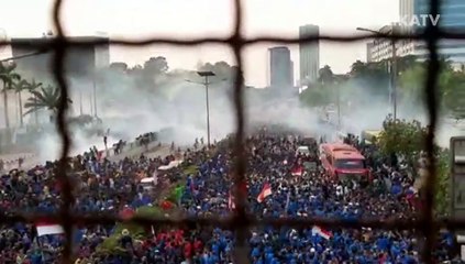 Aksi Mahasiswa Dihujani Gas Air Mata