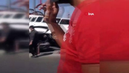 Denizli görenleri şaşkına çeviren trafik kazası...Otomobil minibüsün altına girdi: 2 yaralı