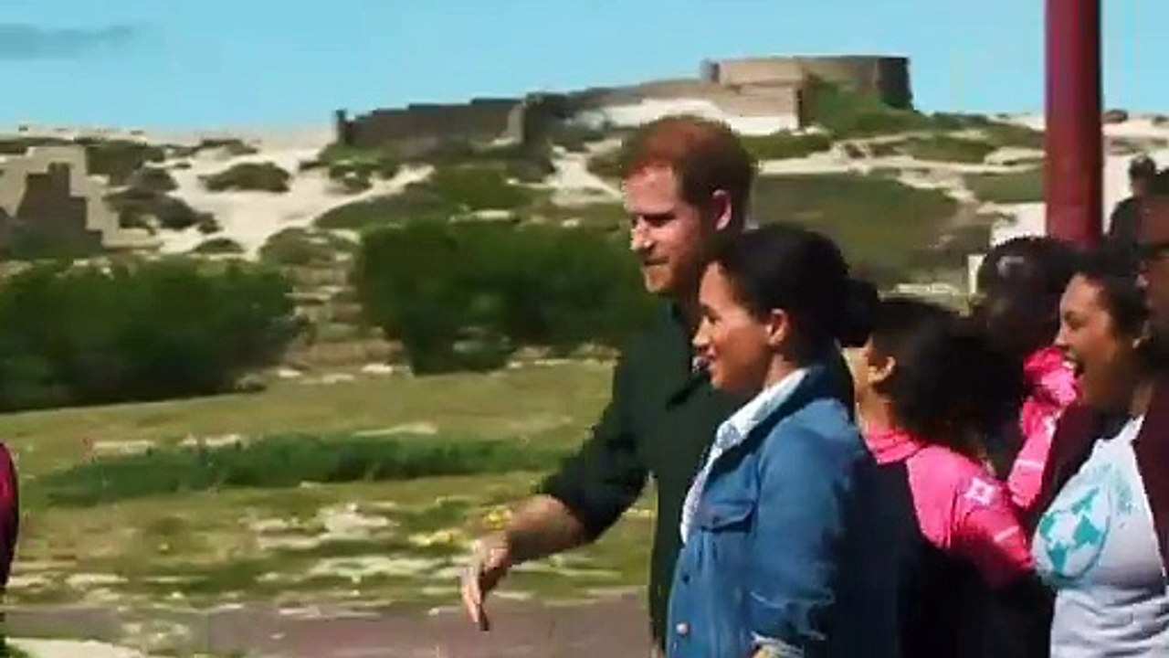 Harry e Meghan visitam projetos sociais na Áfri...