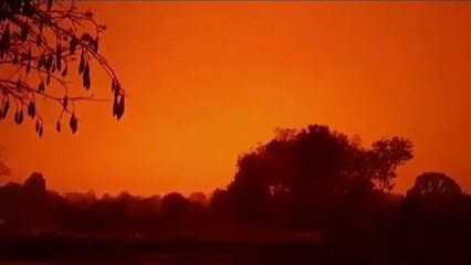 Impresionantes imágenes muestran el cielo teñido de rojo en Indonesia