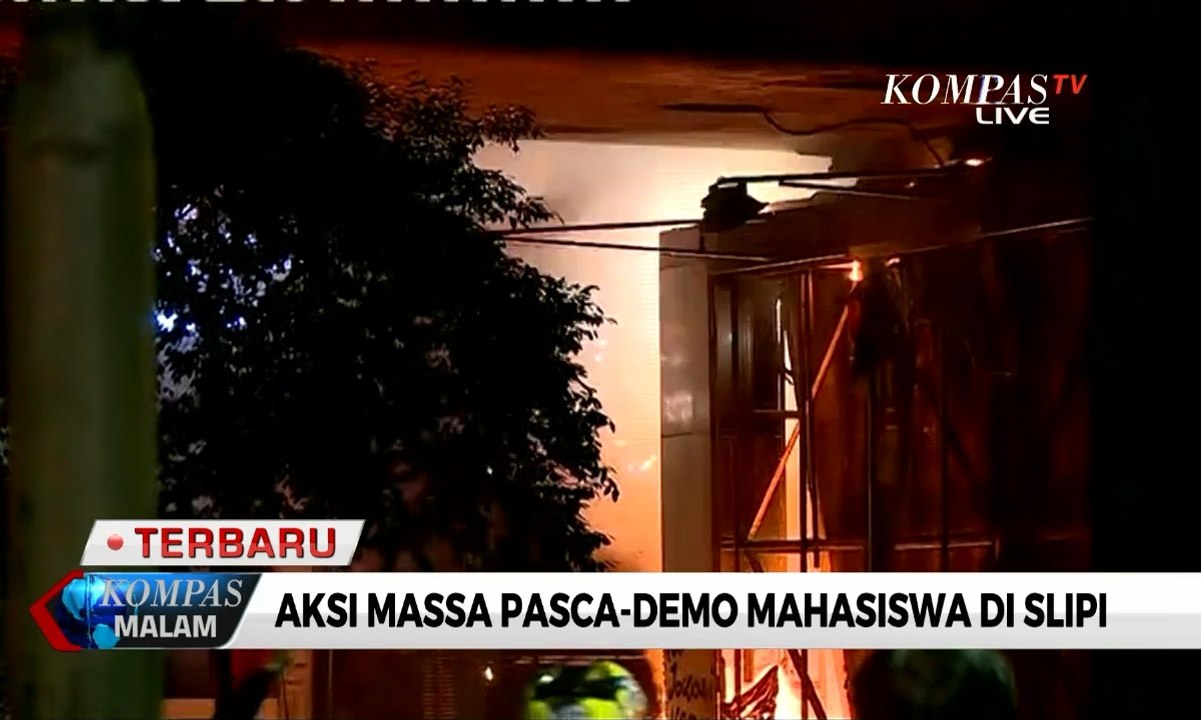 TERBARU - Aksi Massa Pasca-Demo Mahasiswa di Slipi, Massa Membakar Beberapa Benda