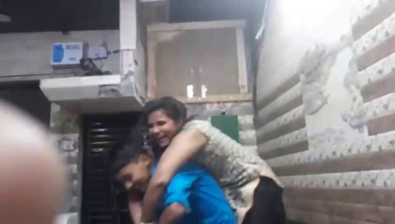 Piggyback_ride_and_front_lift_boy_and_girl(480p)