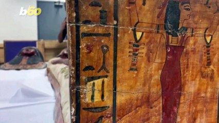 Télécharger la video: Mummies On The Move! Egyptian Archaeologists Restore & Care For Mummies Moving To New Display!