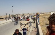 دعس صورة حافظ أسد في دير الزور... ما مصير المظاهرات ضد ميليشيا أسد؟