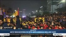 Mahasiswa Bertahan di Depan Gedung DPR Hingga Malam Hari