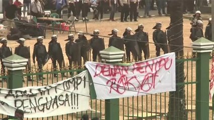 Gas lacrimógeno y cañones de agua para dispersar una manifestación en Indonesia