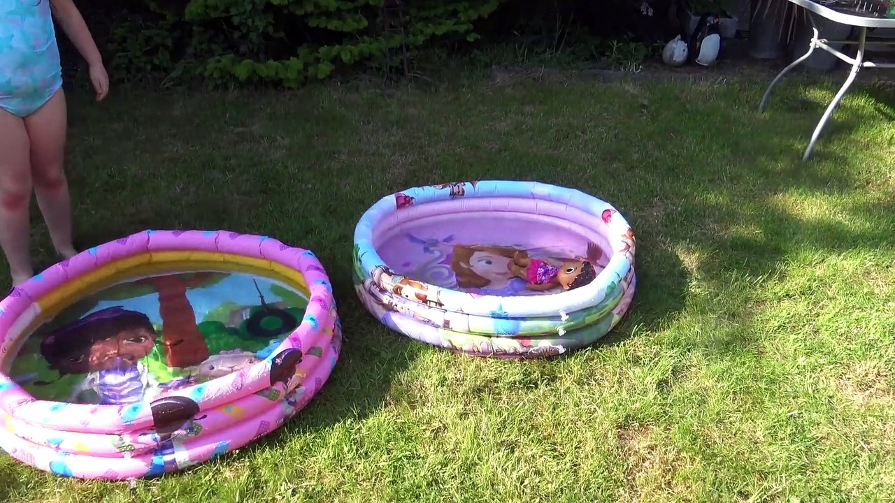 Brincando na Piscina com a Princesinha Sofia ...