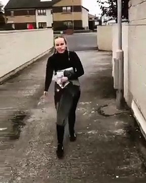 Elle a le visage coincé après le dentiste !