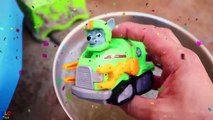 Aprende Colores para Niños en Español! Coches Carros Paw Patrol Cars y Agua Lodo