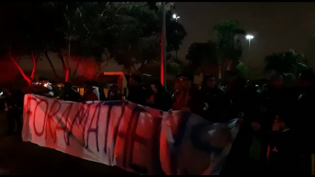 Torcedores do Paraná Clube pedem a saída de Matheus Costa em protesto