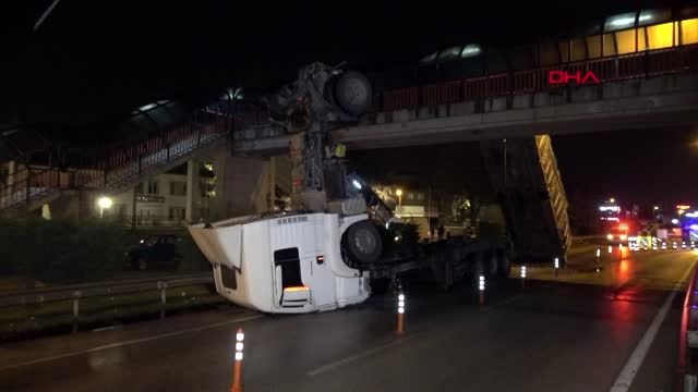 Kamyonun damperi üst geçide takıldı