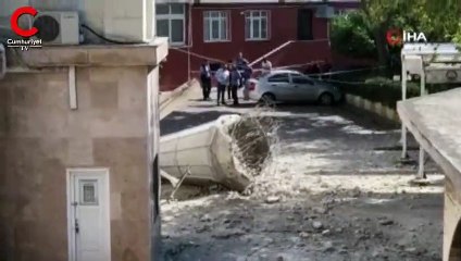 Depremde caminin minaresi yıkıldı