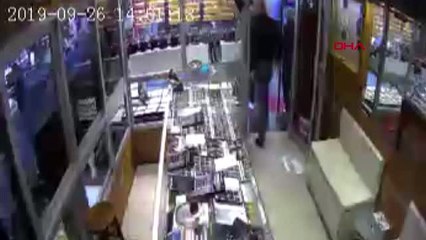 Deprem anında işyerinde kaçanlar güvenlik kamerasında