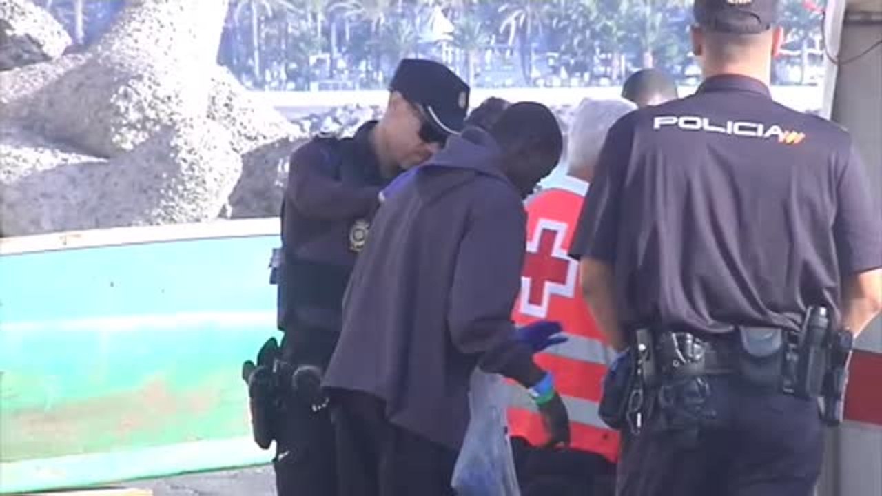 Rescatados los 36 ocupantes de un cayuco en Gran Canaria