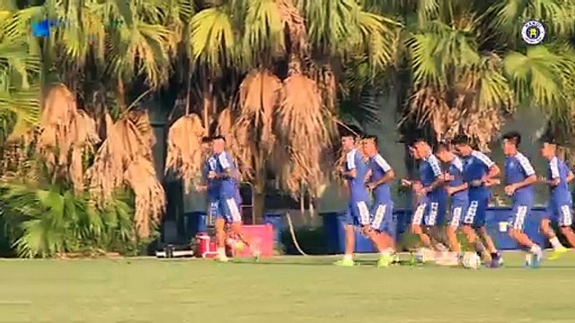 Văn Công cười tươi như hoa với Bùi Tiến Dũng, toàn đội vô cùng thoải mái trước chung kết AFC Cup