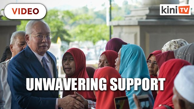 Najib greeted by dozens of supporters as 1MDB trial enters 13th day