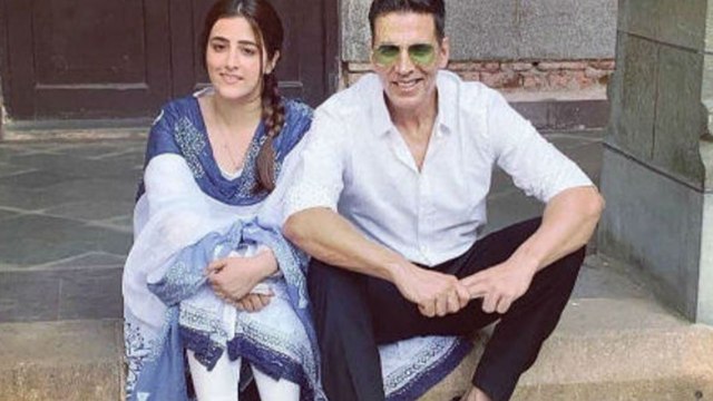 ನಟಿಯ ಸಹೋದರಿ ಪಕ್ಕದಲ್ಲಿ ಕುಳಿತ ಅಕ್ಷಯ್ ಗೆ ಛೀಮಾರಿ | Akshay Kumar | FILMIBEAT KANNADA