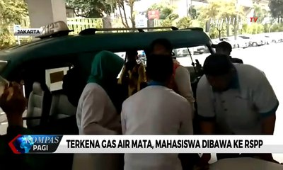 Terkena Gas Air Mata, Massa Mahasiswa Dibawa ke Rumah Sakit