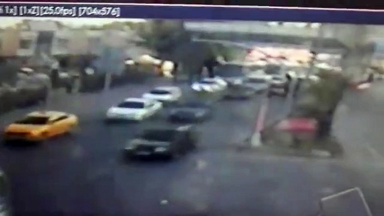 Adana'da çevik kuvvet servisi geçişi sırasında yaşanan patlama güvenlik kamerasında