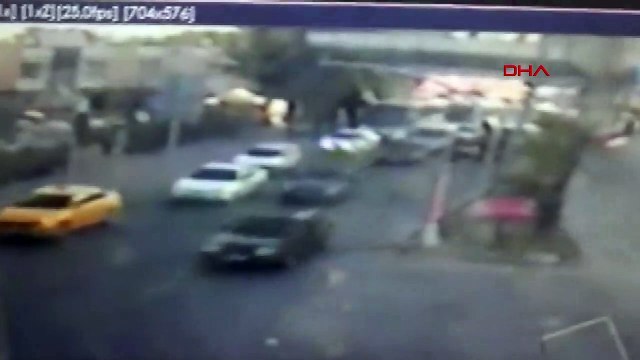 Adana’da polis servis aracına bombalı saldırı: 1’i polis, 5 yaralı