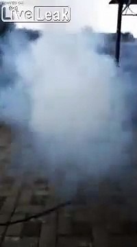 Ce barbecue explose littéralement dans le jardin !