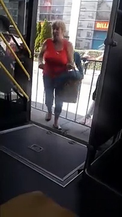 Obligés d'escalader une barrière pour monter dans le bus !