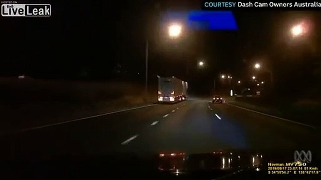 Ce camion évite de peu le renversement sur l'autoroute !