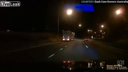 Ce camion évite de peu le renversement sur l'autoroute !