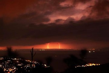 Bodrum'da düşen yıldırımlar geceyi aydınlattı