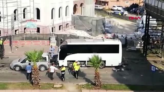 Adana'da polis servis aracına bombalı saldırı 1'i polis, 5 yaralı -2