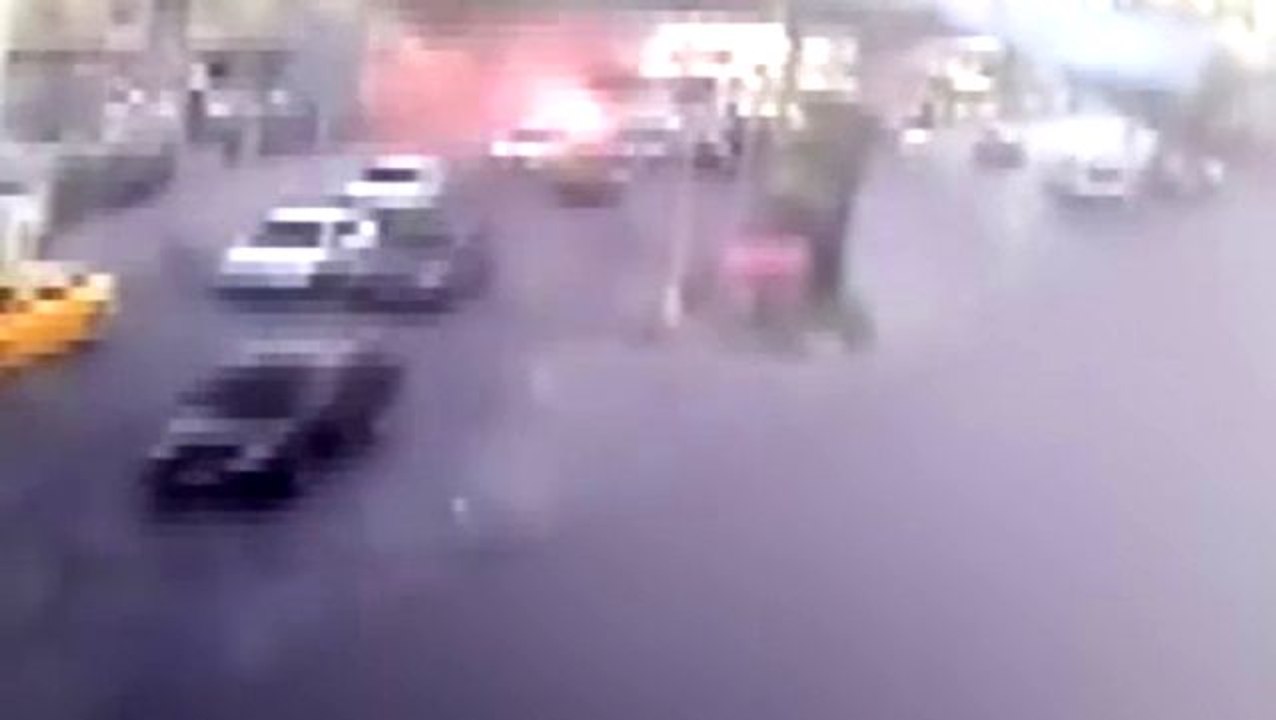 Polis servis aracına düzenlenen bombalı saldırı kamerada