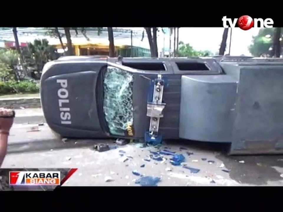 Enam Mobil Polisi Rusak Berat Pasca Demo Mahasiswa di Medan