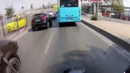 Önce camdan sarkan kadının elini tuttu, sonra makas atarak canını tehlikeye attı