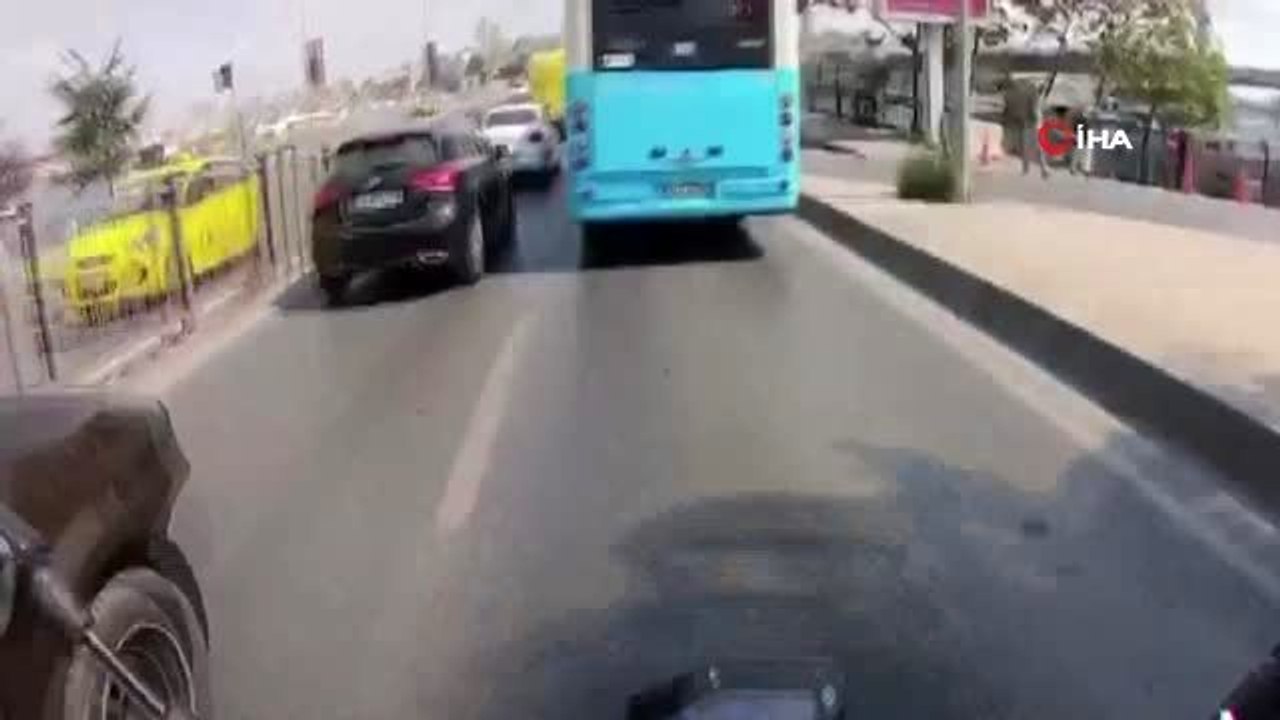 Önce camdan sarkan kadının elini tuttu, sonra m...
