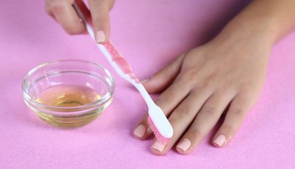 8 استعمالات لفرشاة الأسنان تسهّل عليك حياتك وتحلّ مشاكلك الجماليّة