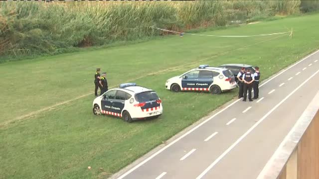 Mossos, bomberos y buzos buscan el cuerpo sin vida de un bebé al que su padre arrojó al río Besos