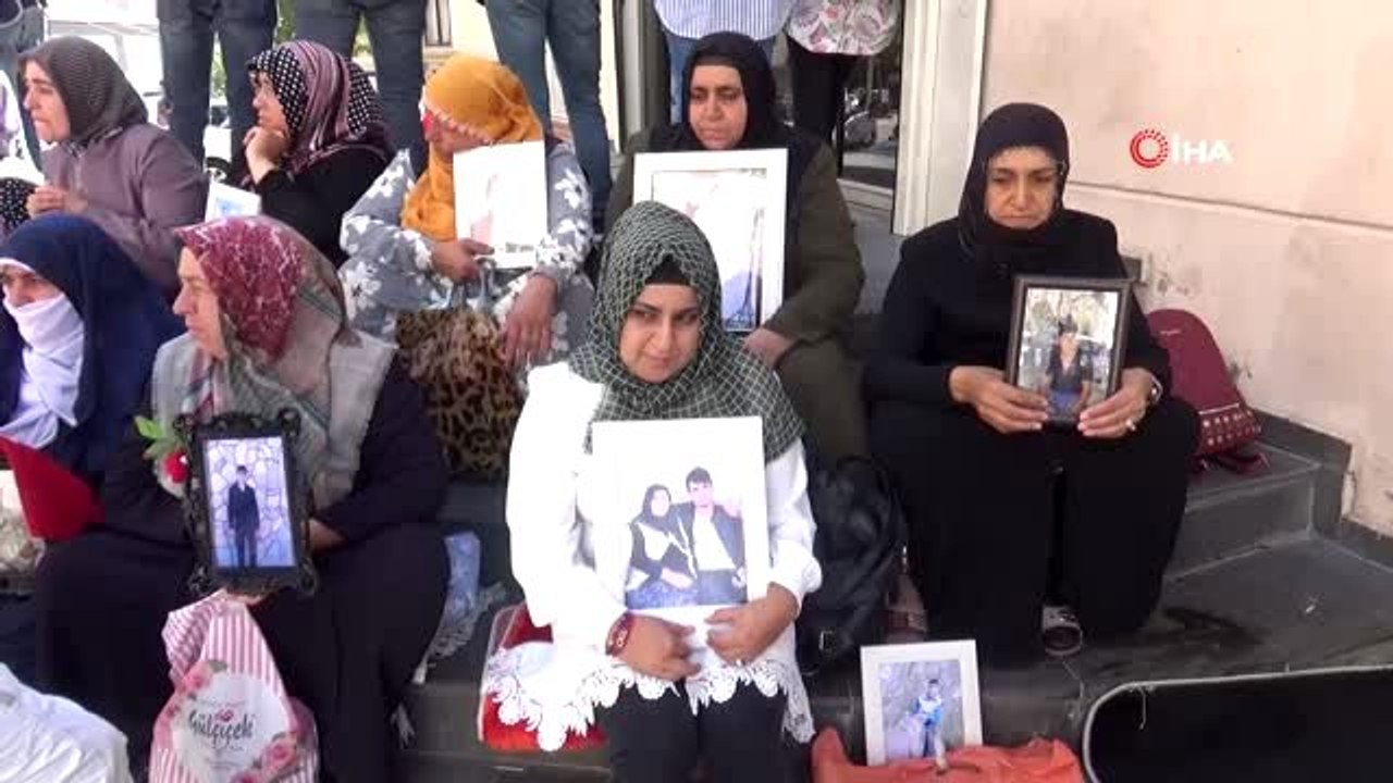 HDP önünde eylem yapan ailelerden İBB Başkanı Ekrem İmamoğlu'nun "Yanlarına gitsem şovmen olurum"...