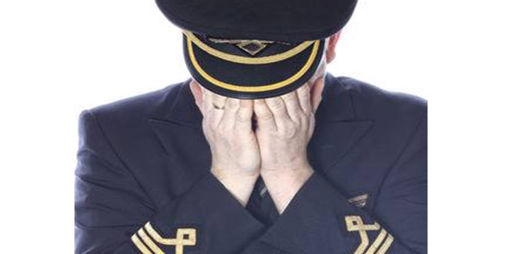 Un piloto de Thomas Cook llora desconsolado durante uno de los últimos vuelos de la aerolínea y los pasajeros se conmueven