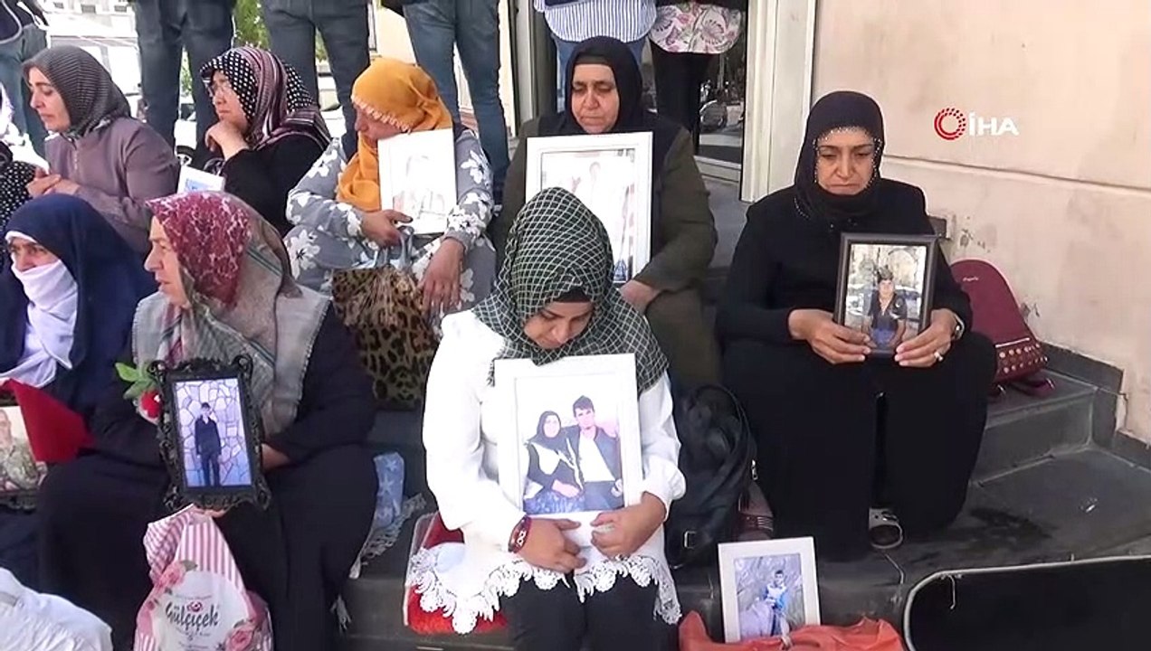 HDP önünde eylem yapan ailelerden İBB Başkanı Ekrem İmamoğlu'nun 'Yanlarına gitsem şovmen olurum' sözlerine tepki